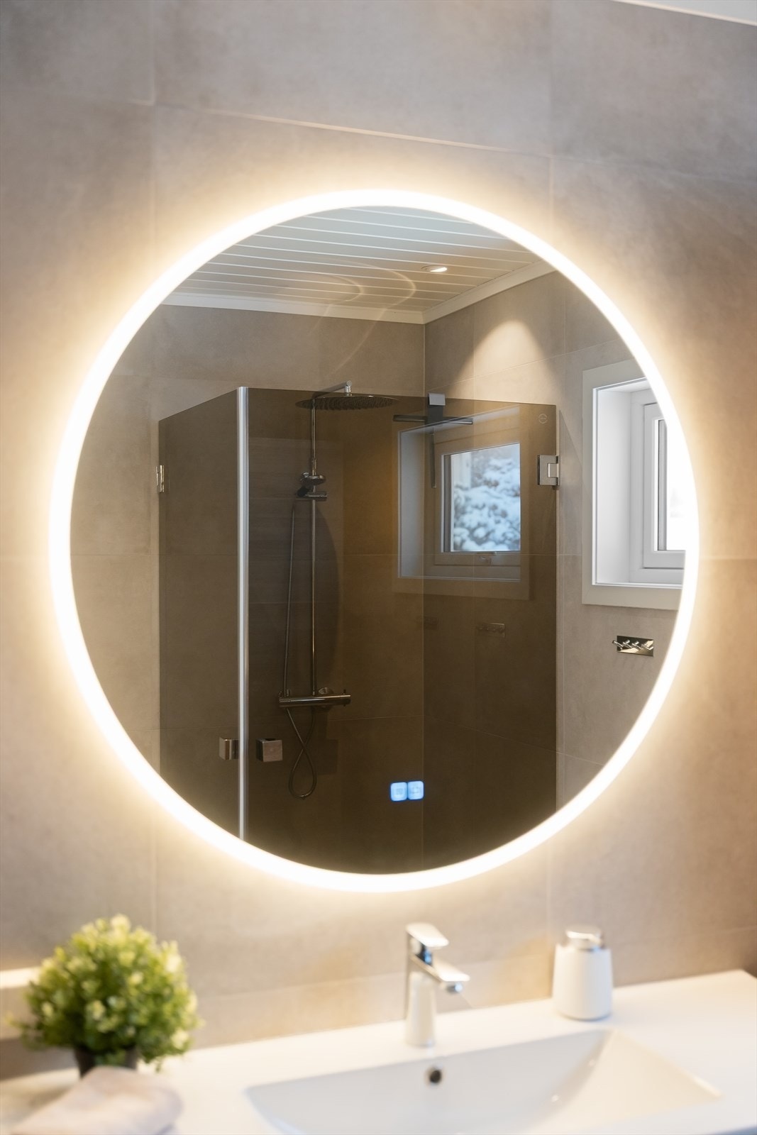 Dusjsonen har innfellbare glassdører og både hånddusj og regnfallsdusj. Galleribilde