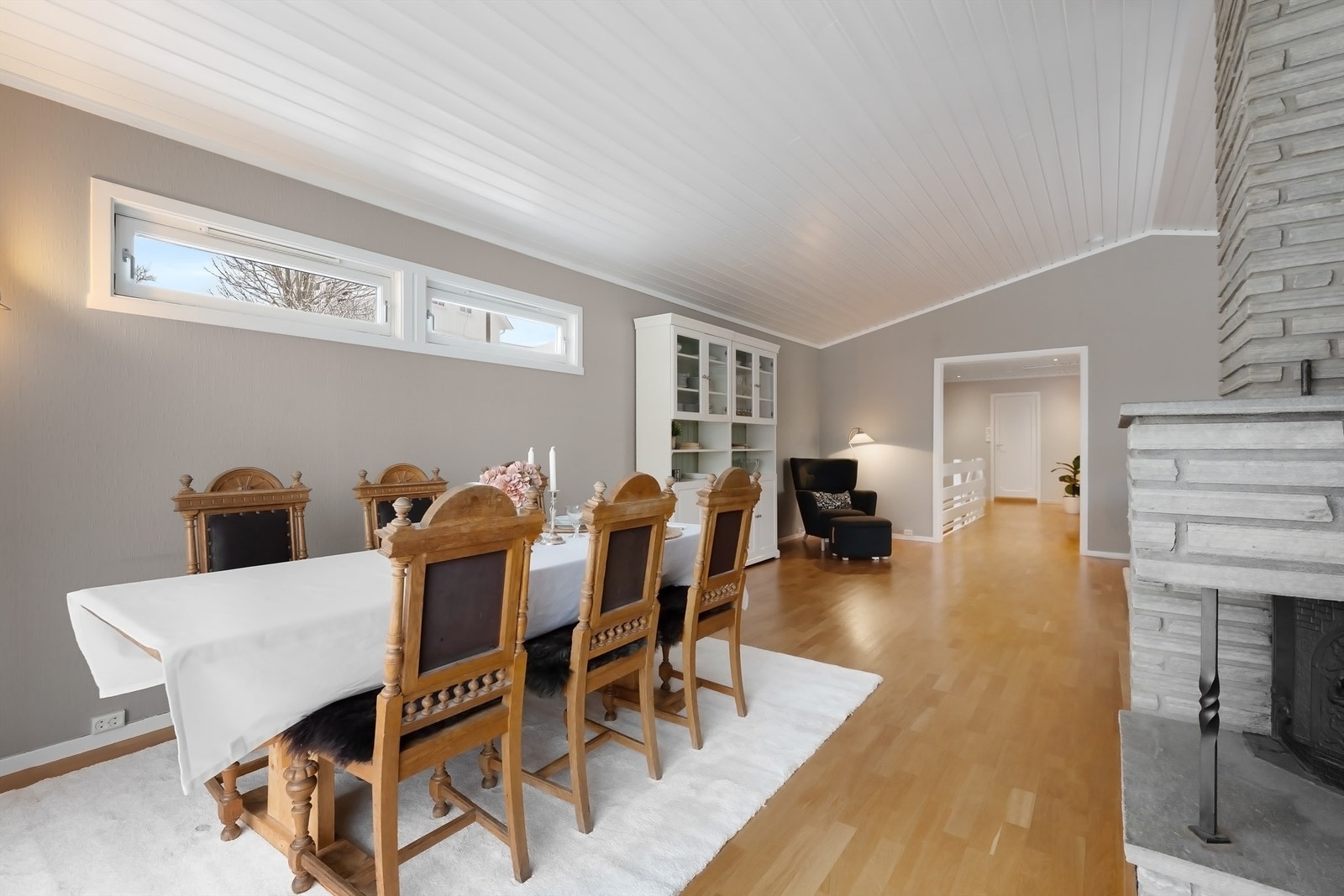 Den åpne løsningen mellom stue og spisestue skaper en sosial og innbydende sone. Galleribilde