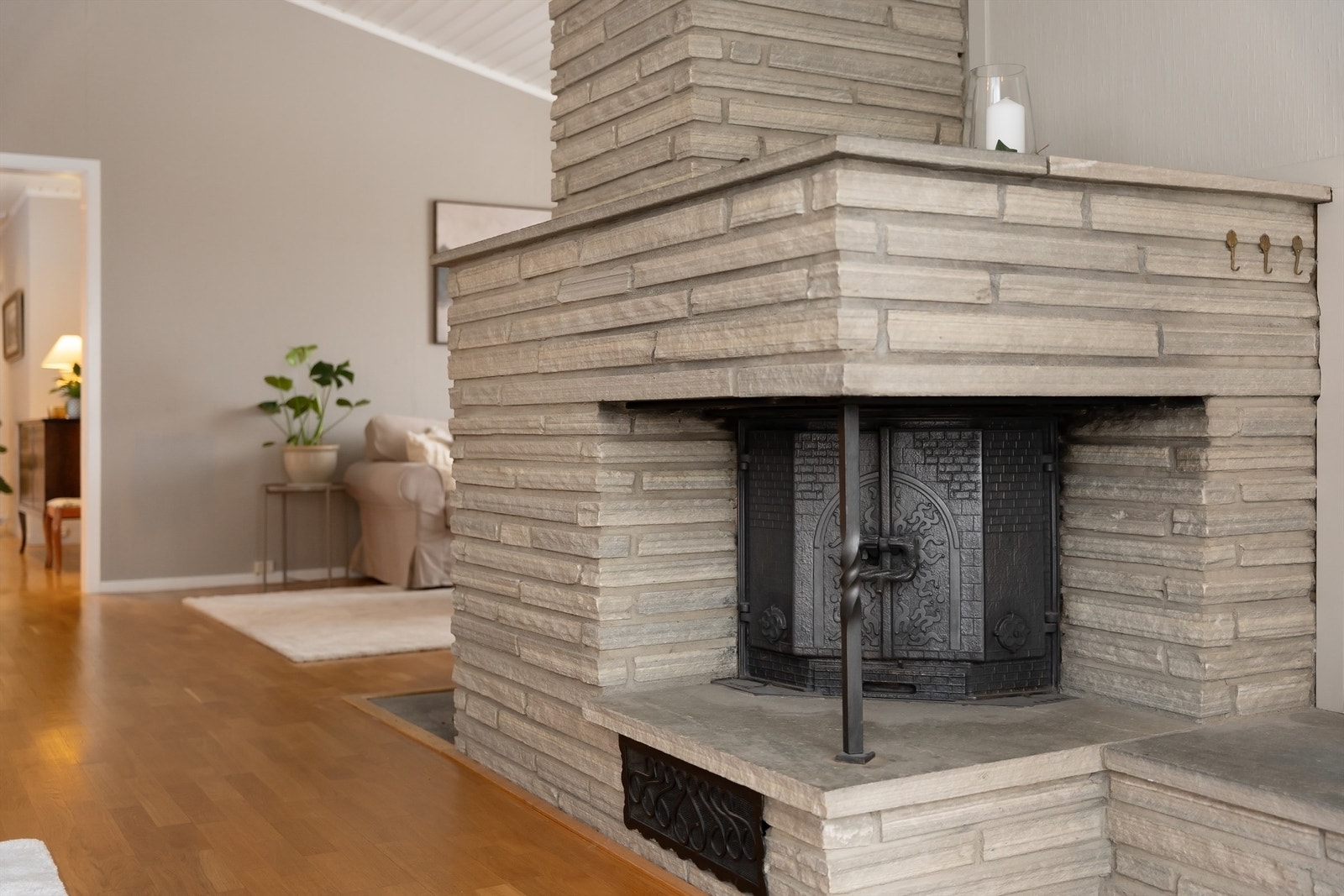 Ildstedet er et sentralt og samlende element i stuen. Galleribilde