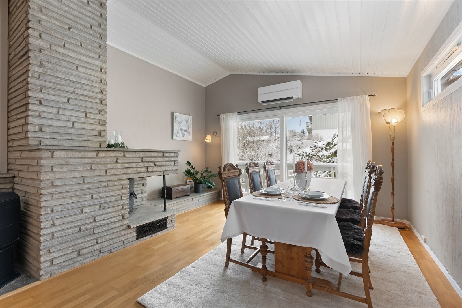 Fra spisestuen er det direkte utgang via skyvedør til den overbygde terrassen. Galleribilde