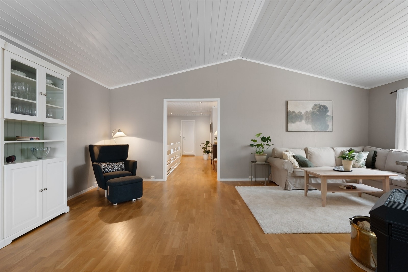 Utsyn fra stuen mot gangen og etasjens øvrige rom. Galleribilde