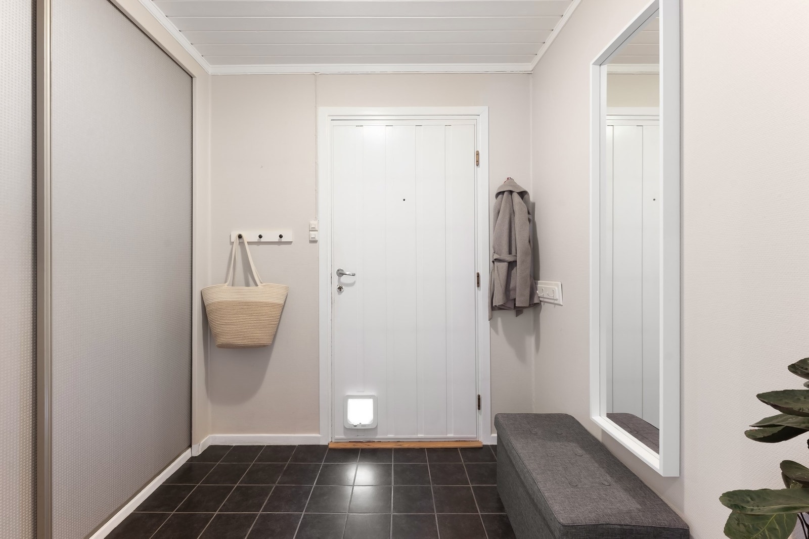 Vindfanget er praktisk innredet med flislagt gulv og plass til oppbevaring av yttertøy. Galleribilde