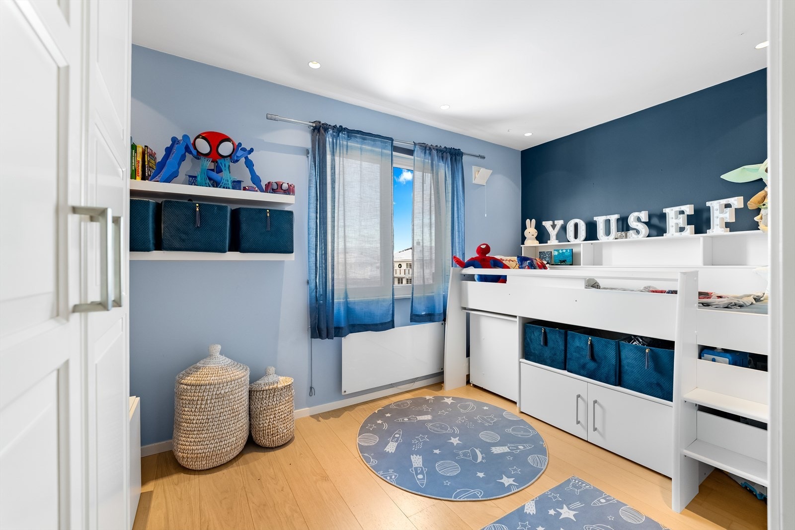 Alle rommene er innredet med 1-stavs parkettgulv og downlights i himlingen. Galleribilde