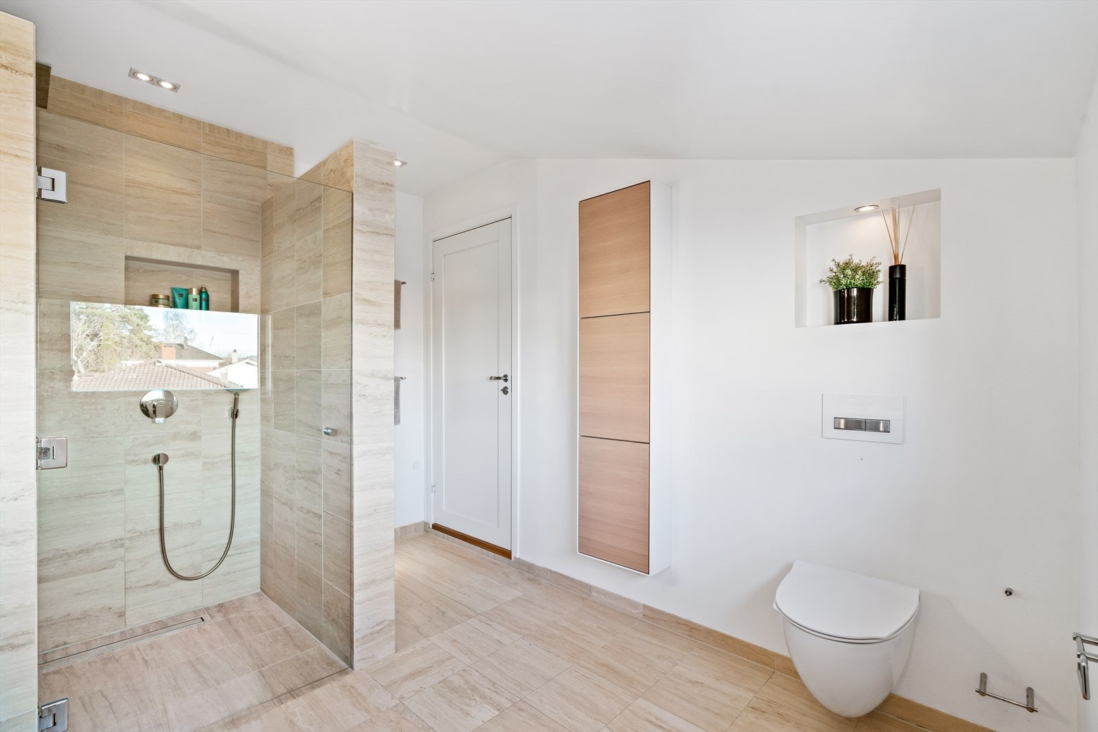 Ellers har badet gulvvarme, vegghengt toalett og en stor, flott dusjnisje. Galleribilde