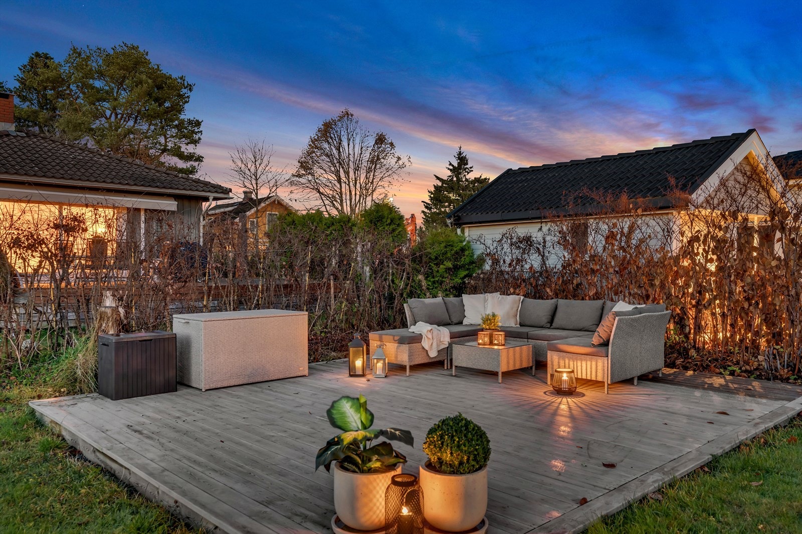 I sin hagedel har seksjonen en markterrasse på ca. 26 kvm, i impregnerte trematerialer. Terrassen ble oppført som egeninnsats i 2018. Galleribilde