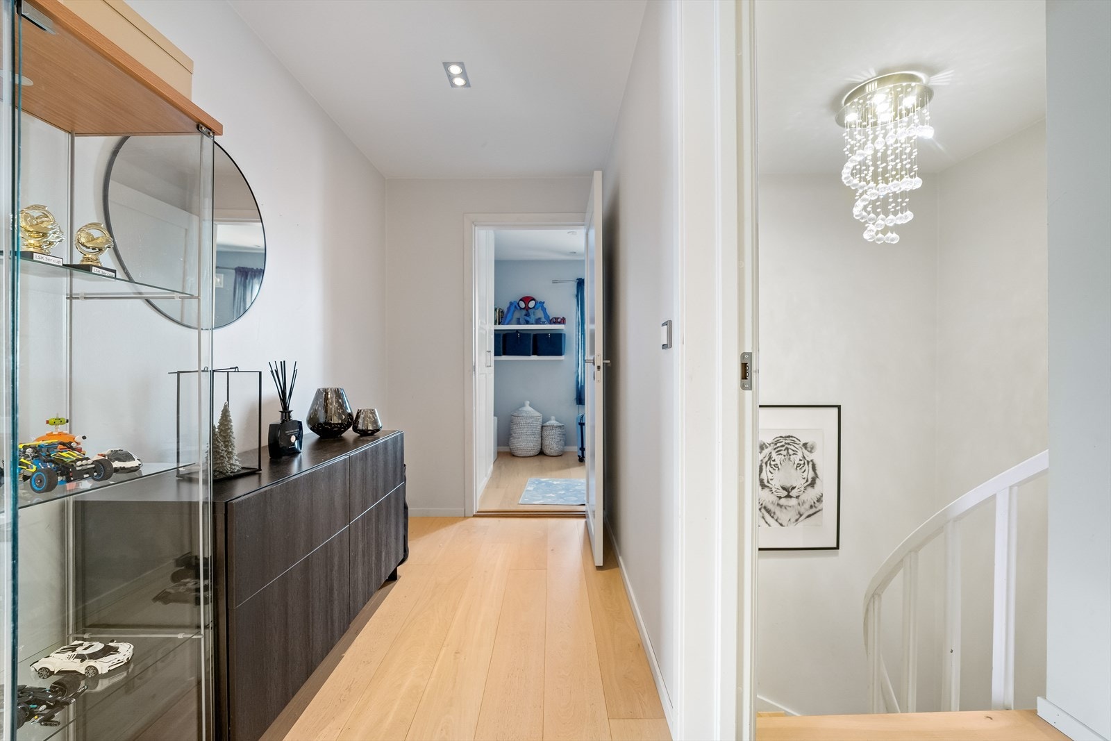 Trappen tar deg opp til en gang med walk-in closet og praktisk bod. Boligen ble betydelig pusset opp i 2013/14, og veggene er malt i en moderne fargepalett. Galleribilde