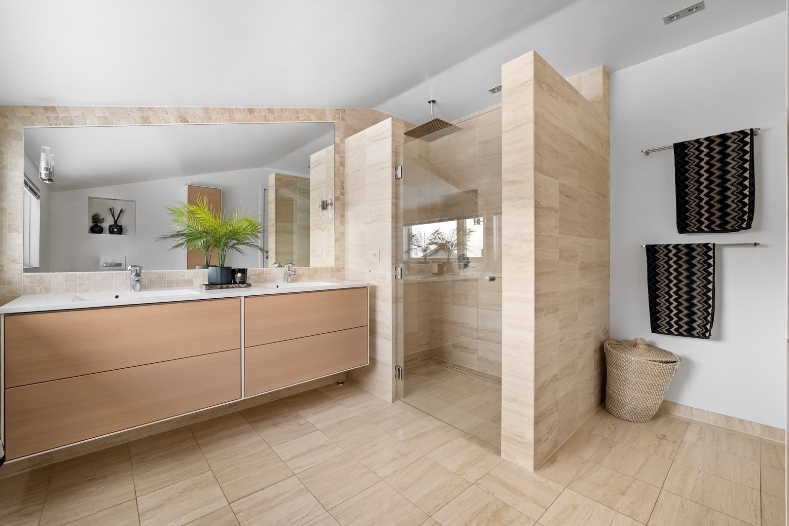 Baderomsinnredningen består av en bred skuffeseksjon, med trefronter og heldekkende dobbelservant. Galleribilde