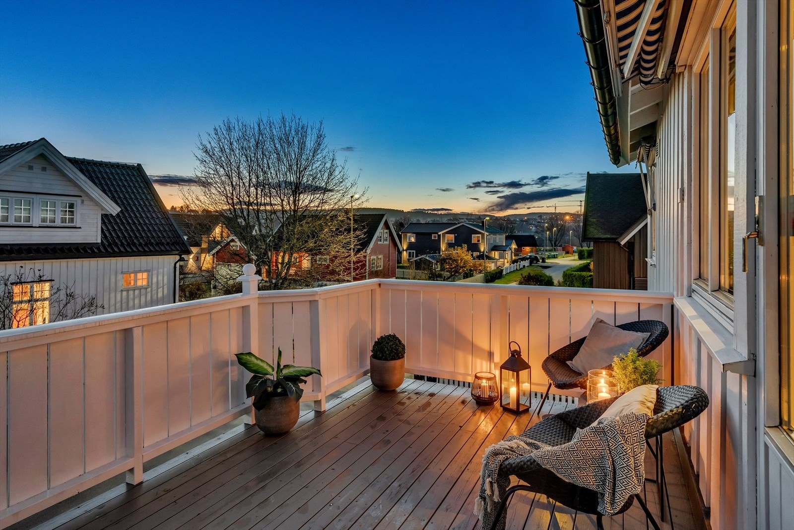 Balkongen ble pusset opp i 2013 ligger vendt mot sørvest, har markise og et godt areal på ca. 11 kvm. Galleribilde