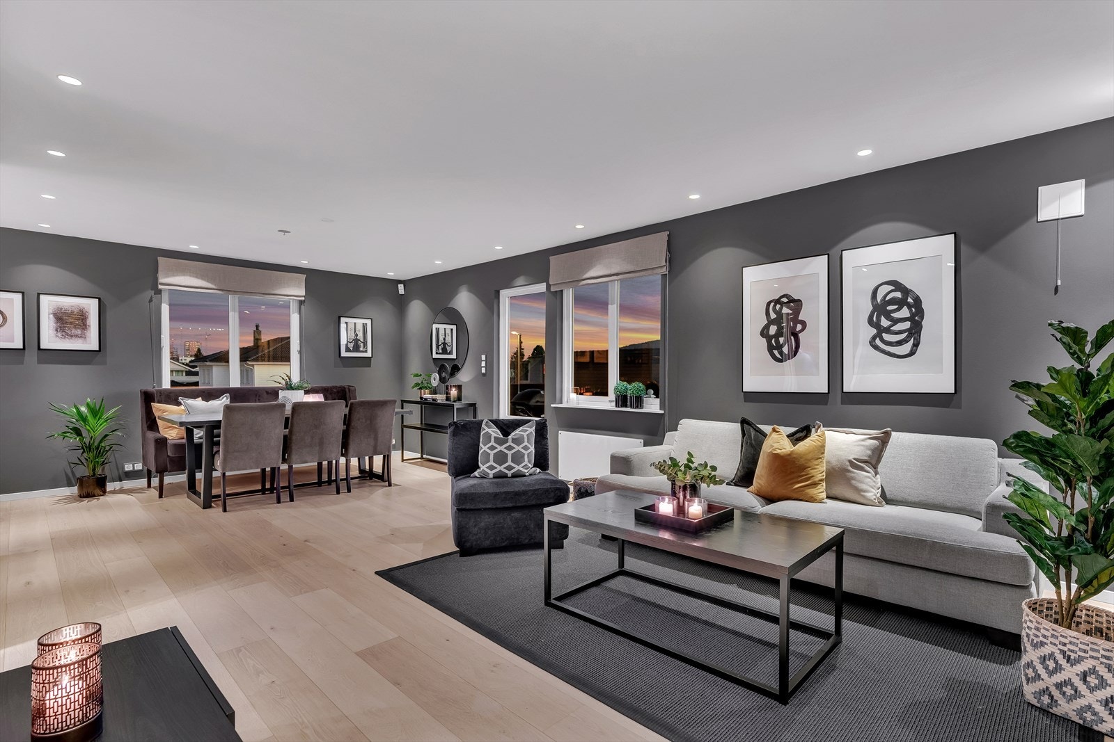 Store deler av boligen ble pusset opp i 2013/14 og er holdt i en delikat, moderne stil. Galleribilde