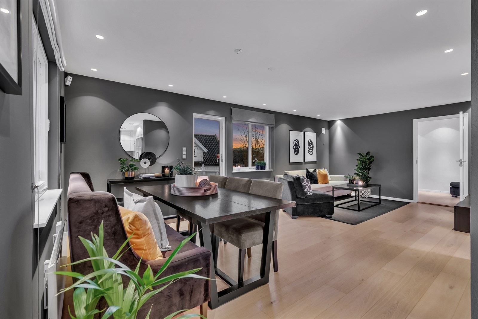 Det er en god planløsning, bestående av en innbydende stue med åpen løsning til et stilrent kjøkken med flere integrerte hvitevarer. Galleribilde