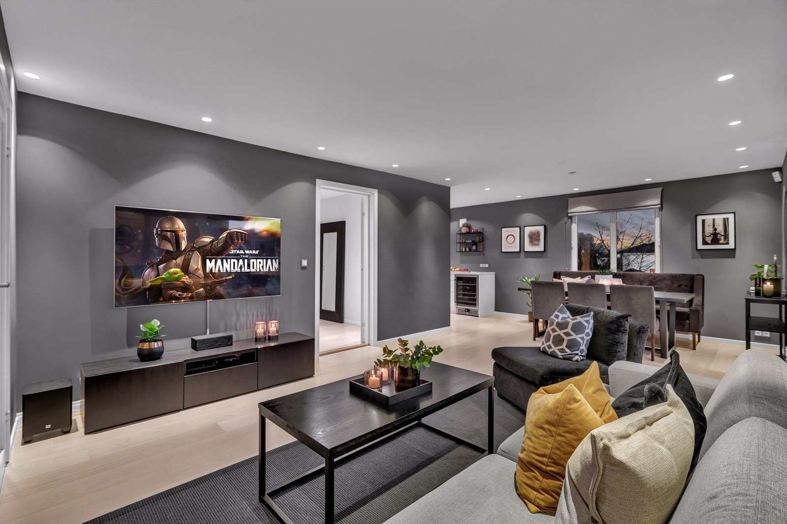 Dette er en smakfull og moderne halvpart av tomannsbolig, og den hoveddelen av boligen ligger i byggets 2. etasje Galleribilde