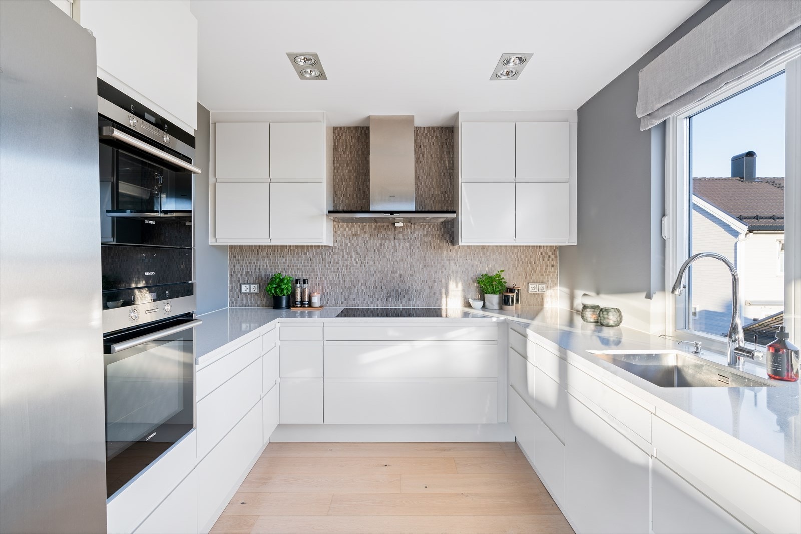 Kjøkkenet ligger godt tilbaketrukket i rommet og har en innredning fra 2013, montert i en funksjonell U-form. Galleribilde