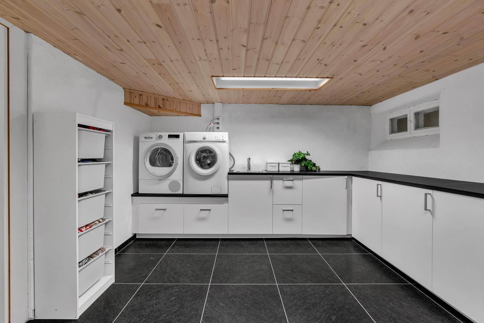 For klesvask har leiligheten vaskerom i kjelleren, med flislagt gulv og en meget romslig benkeinnredning. Galleribilde