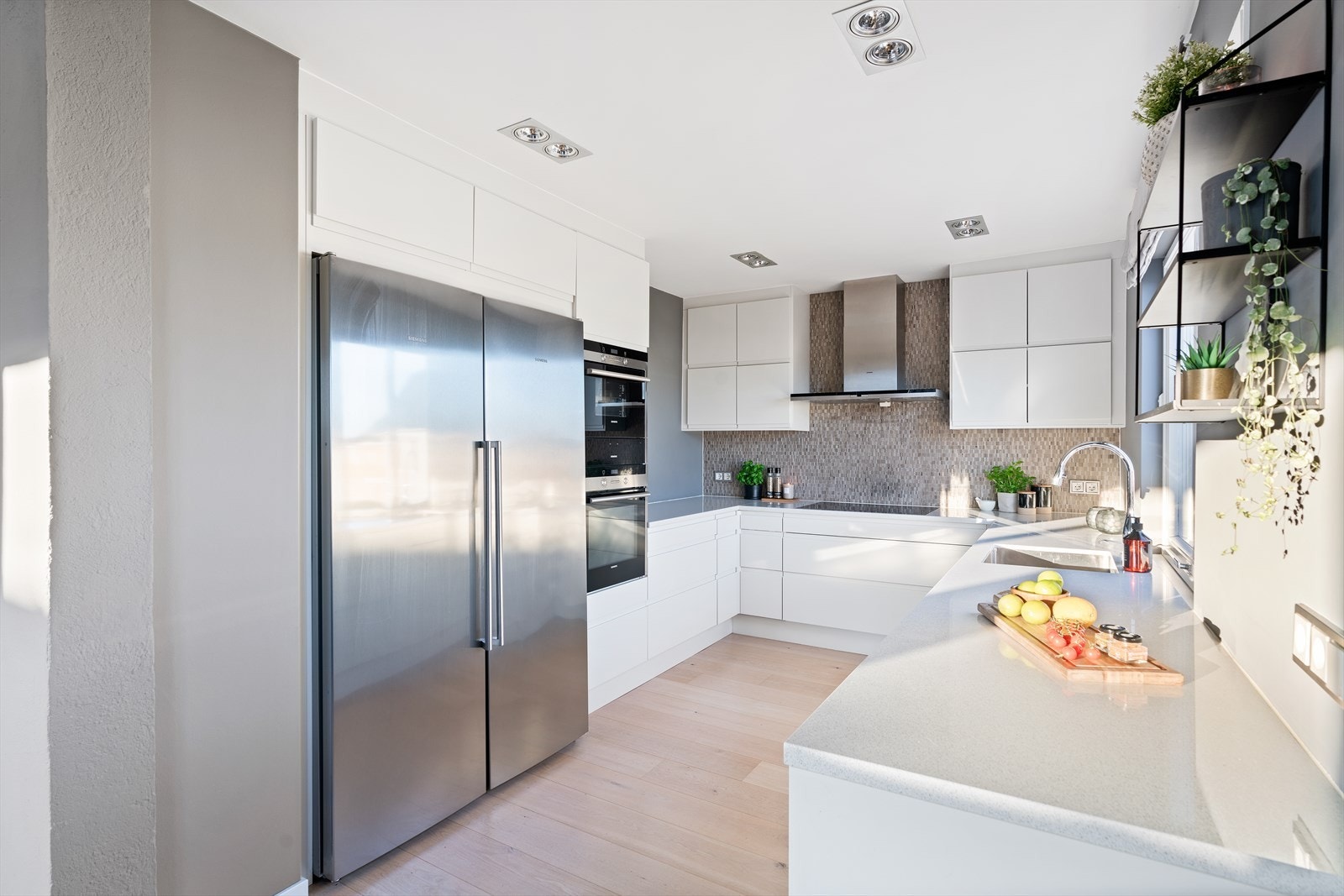 Integrert i innredningen finner man stekeovn, platetopp, dampovn, vinskap og oppvaskmaskin. Galleribilde