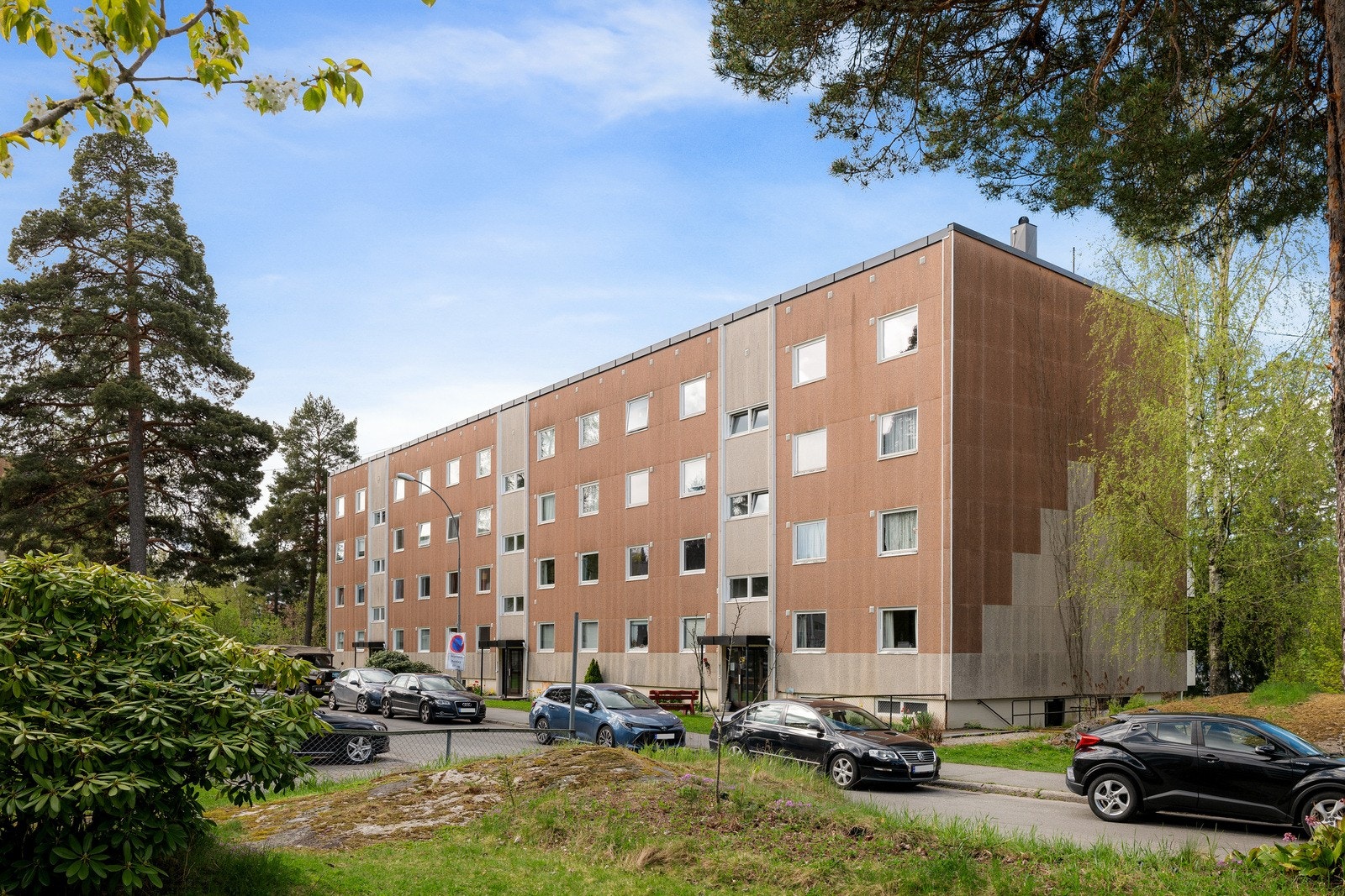 Leiligheten ligger i en boligblokk med gode parkeringsmuligheter på felles tomt. Galleribilde