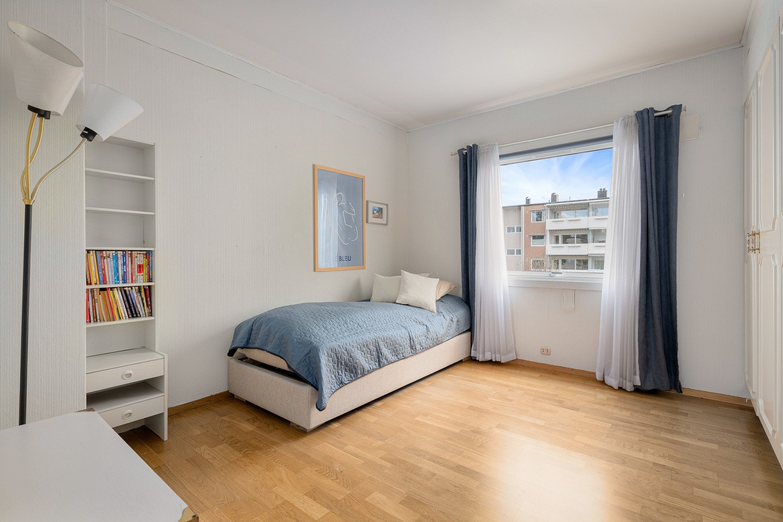 Hovedsoverommet er romslig og har plass til dobbeltseng og tilhørende møblement. Galleribilde