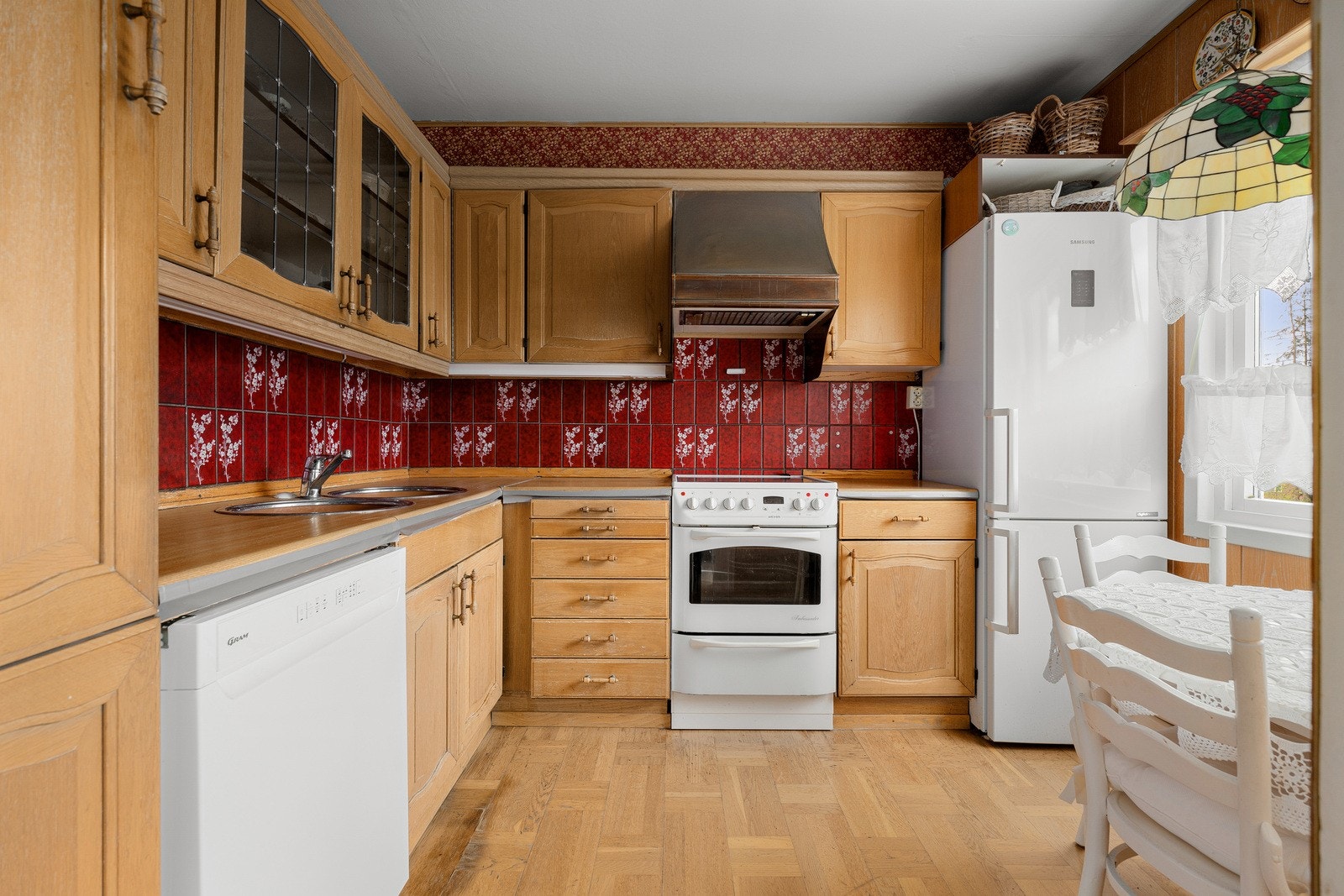 Kjøkkenet er et eget rom med rikelig skap- og benkeplass. Galleribilde