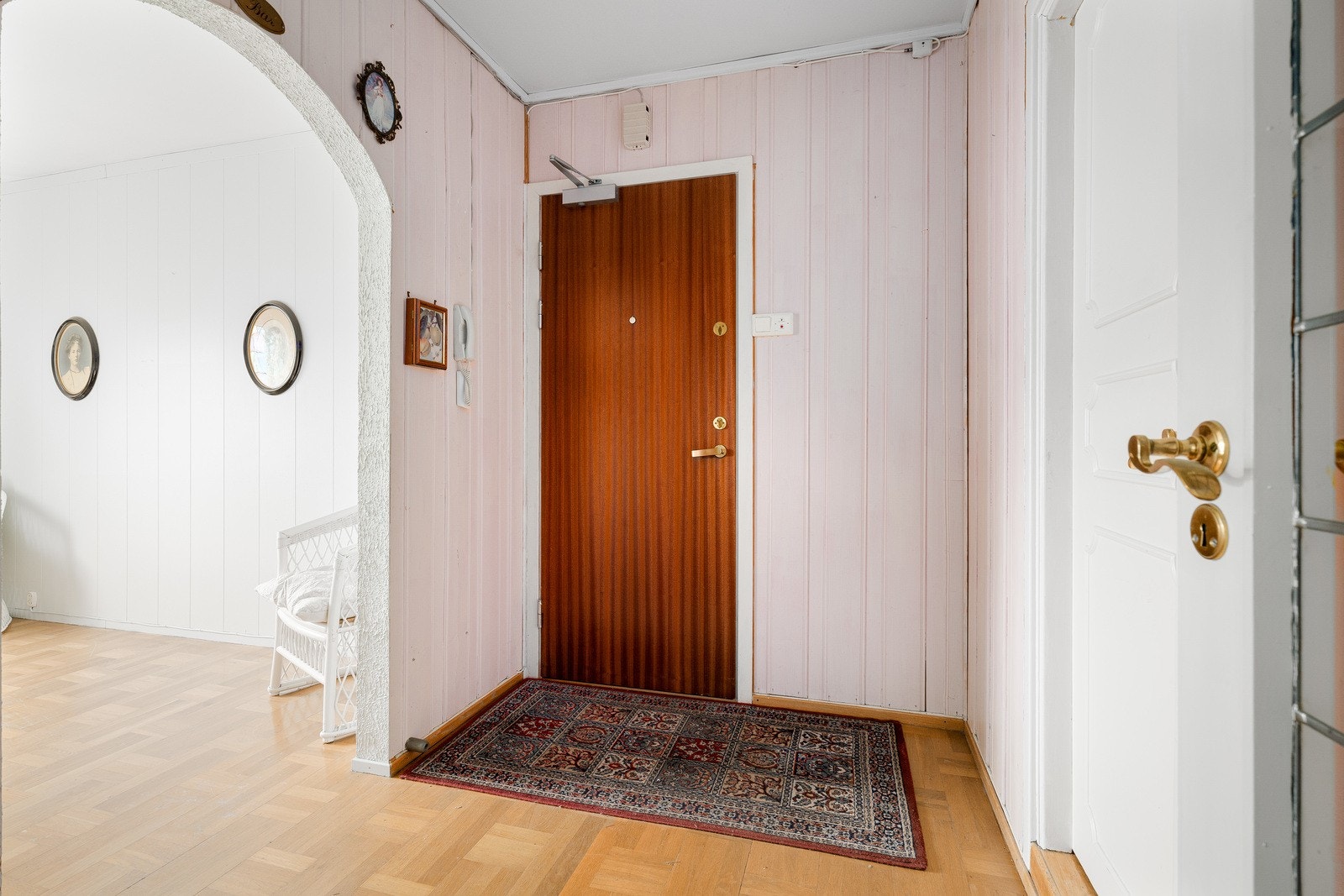 Fra entreen er det direkte tilgang til flere av leilighetens rom. Galleribilde