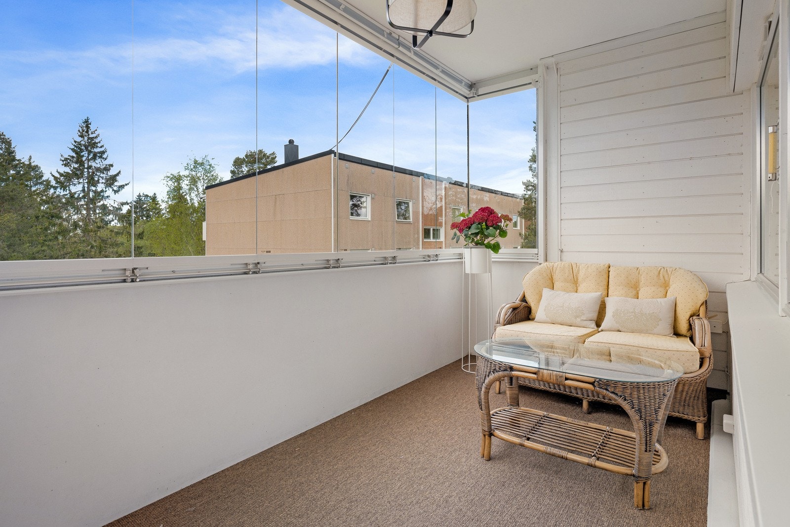 Den innglassede balkongen fungerer som en forlengelse av stuen store deler av året. Galleribilde
