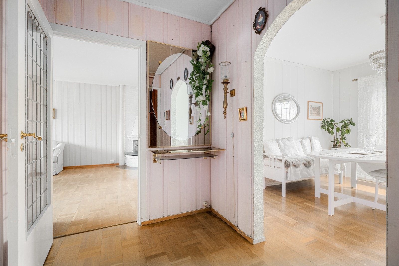 Du ønskes velkommen inn i en lys entré med plass til å henge fra seg yttertøy. Galleribilde