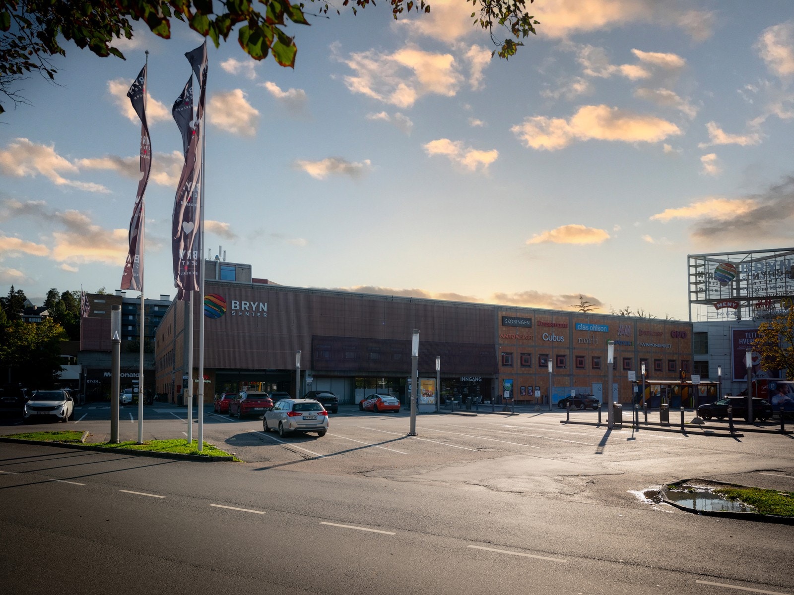 Det er også kort vei til Bryn Senter for ytterligere shoppingmuligheter. Galleribilde