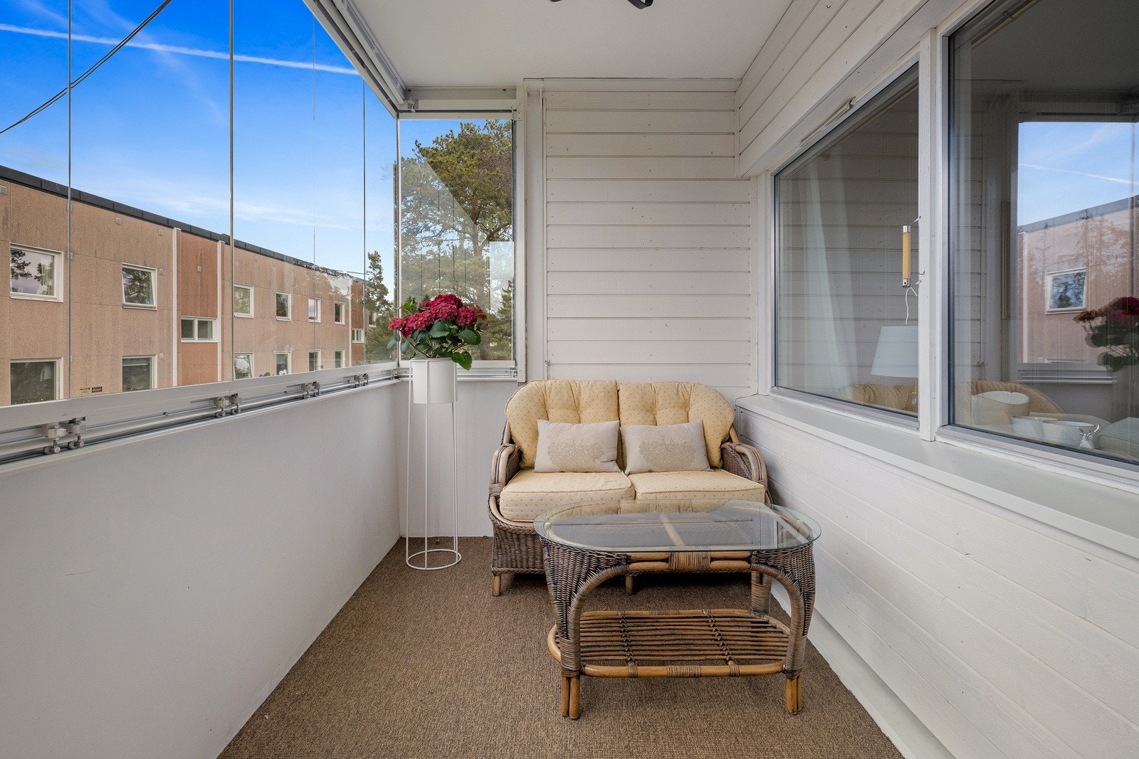 Balkongen har god plass til en sittegruppe. Galleribilde