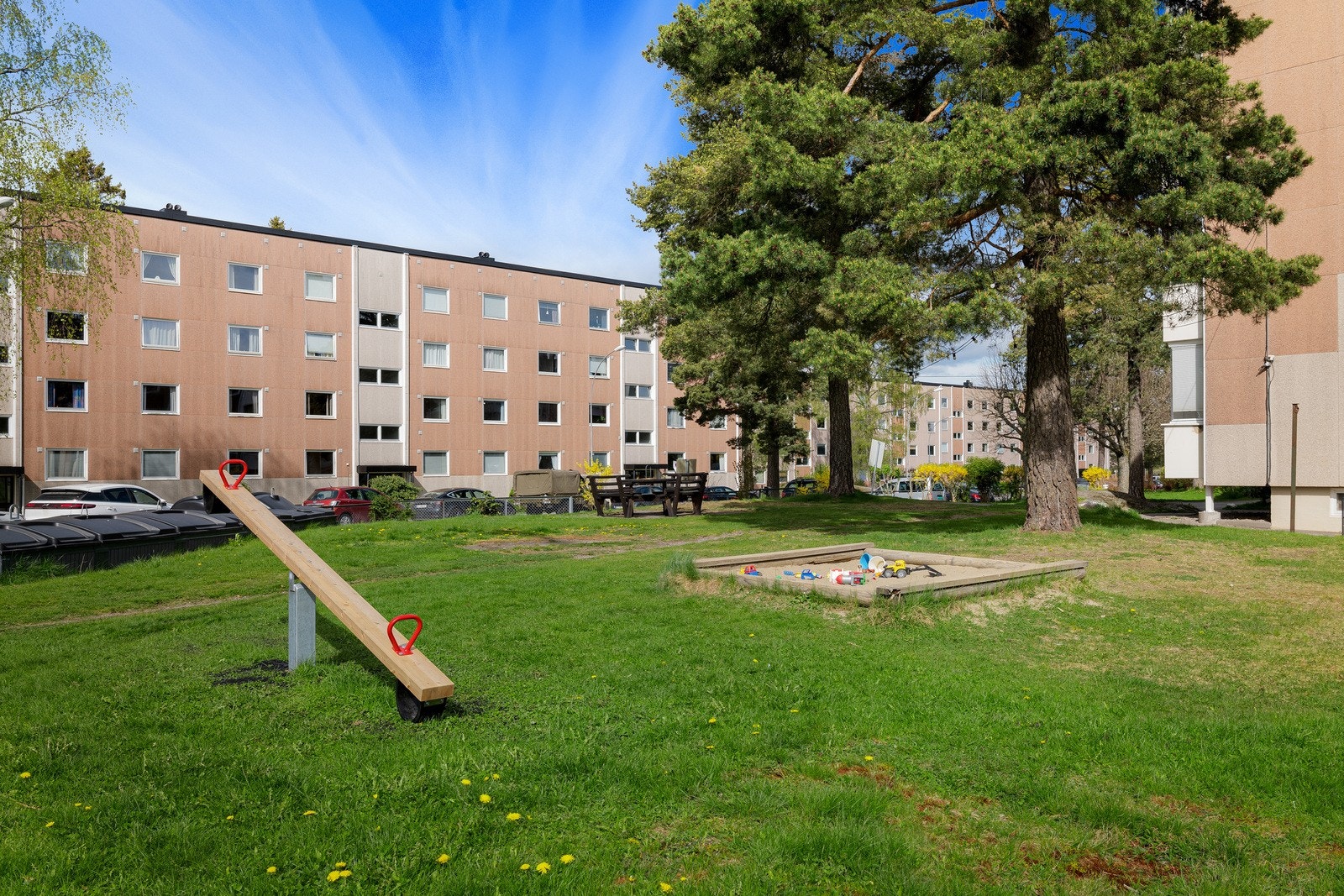 Store, grønne fellesarealer med lekeplass og sittegrupper. Galleribilde