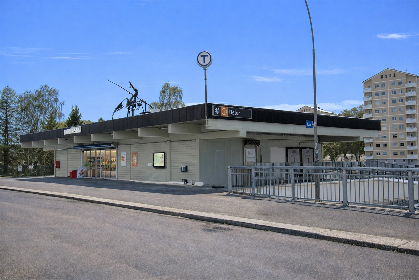 Bøler T-banestasjon ligger innen gangavstand og tar deg raskt til sentrum. Galleribilde