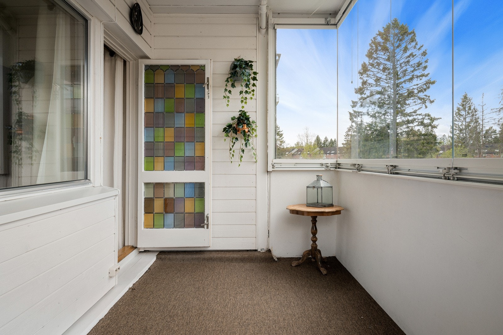 Direkte utgang fra stuen til den innglassede balkongen. Galleribilde