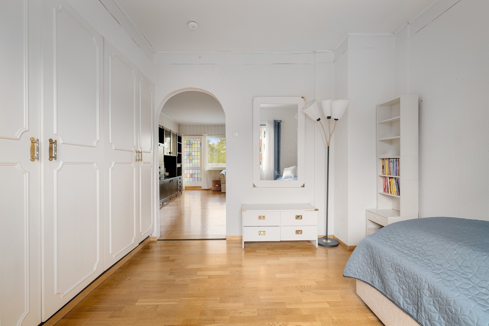 Den store garderobeløsningen gir rikelig med oppbevaringsplass. Galleribilde