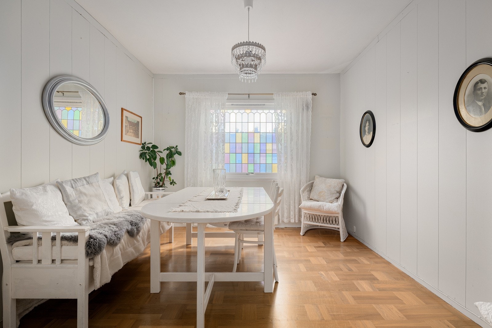 Dette rommet, som i dag benyttes som spisestue, kan enkelt gjøres om til et soverom. Galleribilde