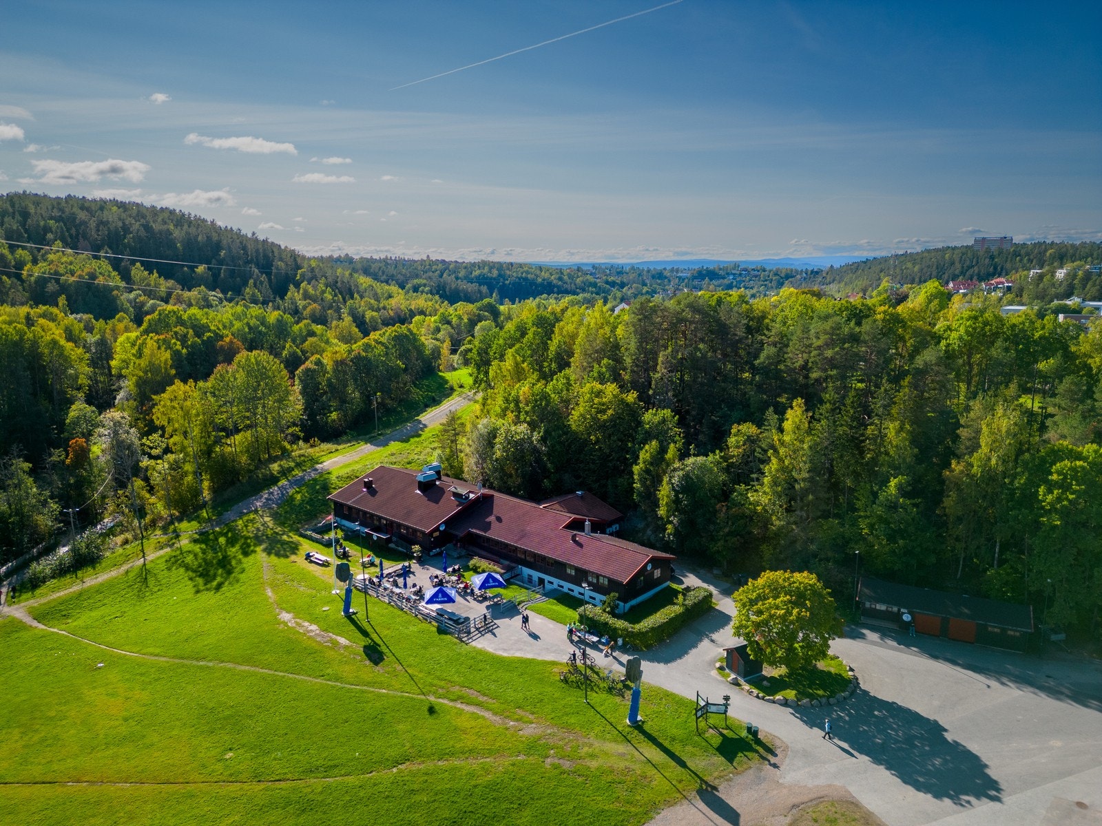 Østmarka er like ved, med serveringssteder som Skullerudstua Rustadsaga og et nettverk av stier. Her er det bilde av Skullerudstua. Galleribilde