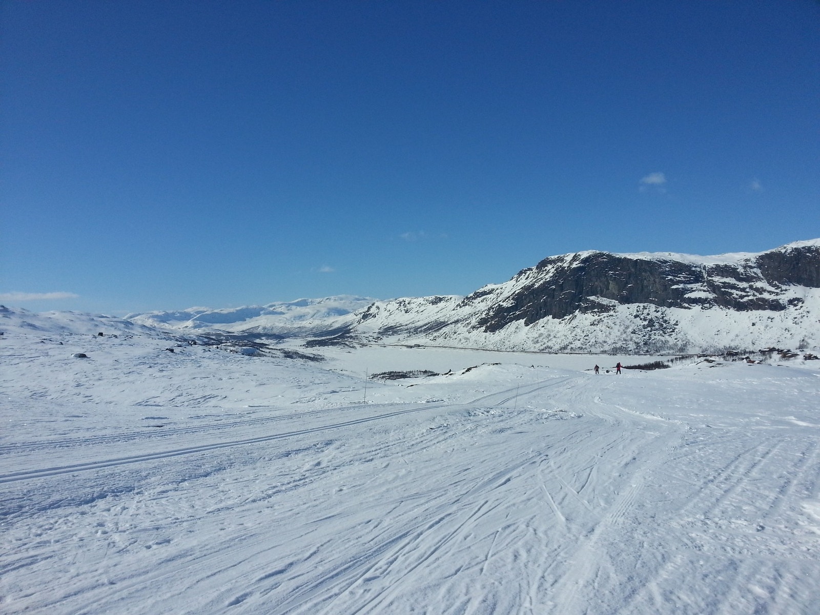 Preparerte skiløyper tilknyttet et stort løypenett like ved eiendommen. Galleribilde