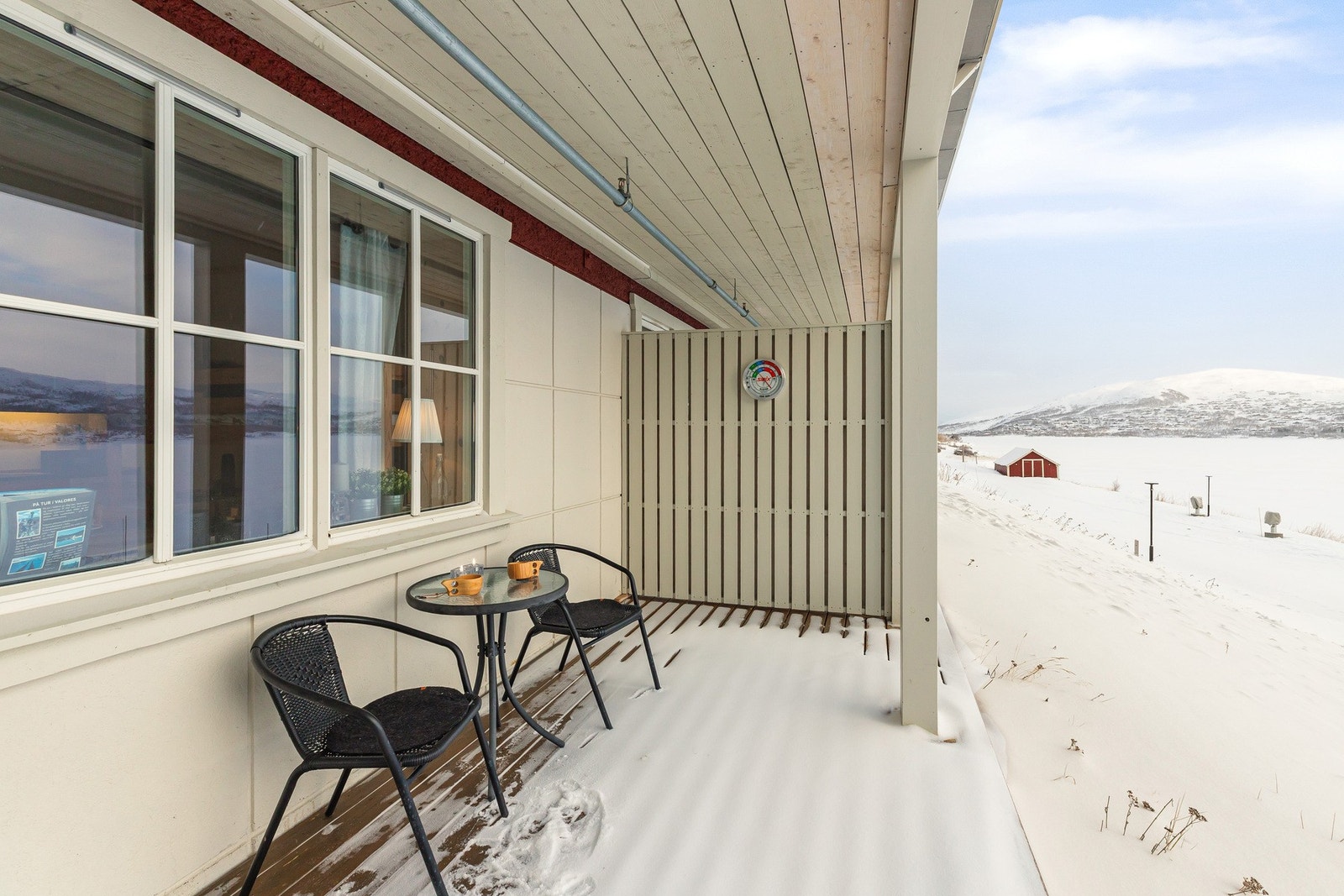 Her kan du nyte en kopp kaffe mens en betrakter den flotte utsikten til vannet. Galleribilde