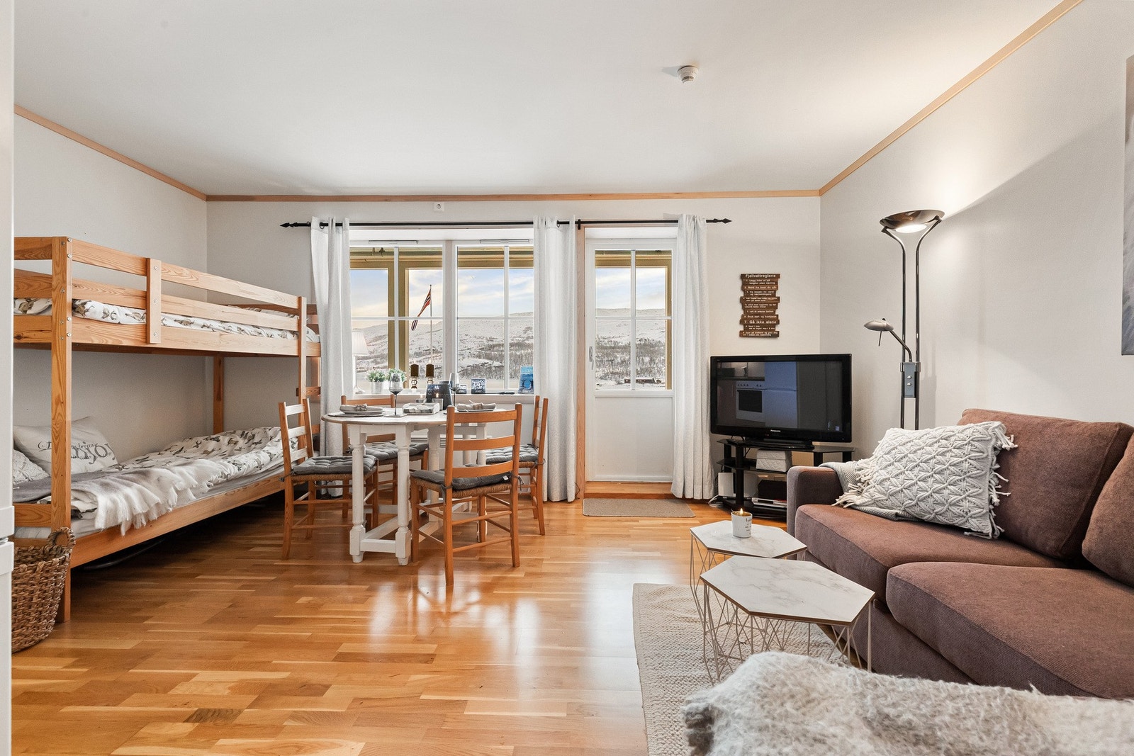 Dette er en ettromsleilighet hvor man finner stue og kjøkken i åpen løsning. Galleribilde