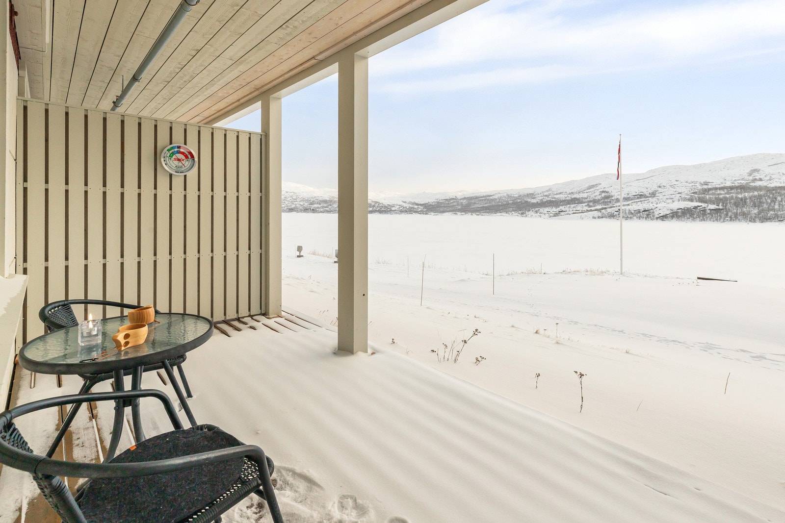 Fra leiligheten er det fin utsikt over Otrøvannet og fjellene rundt. Galleribilde