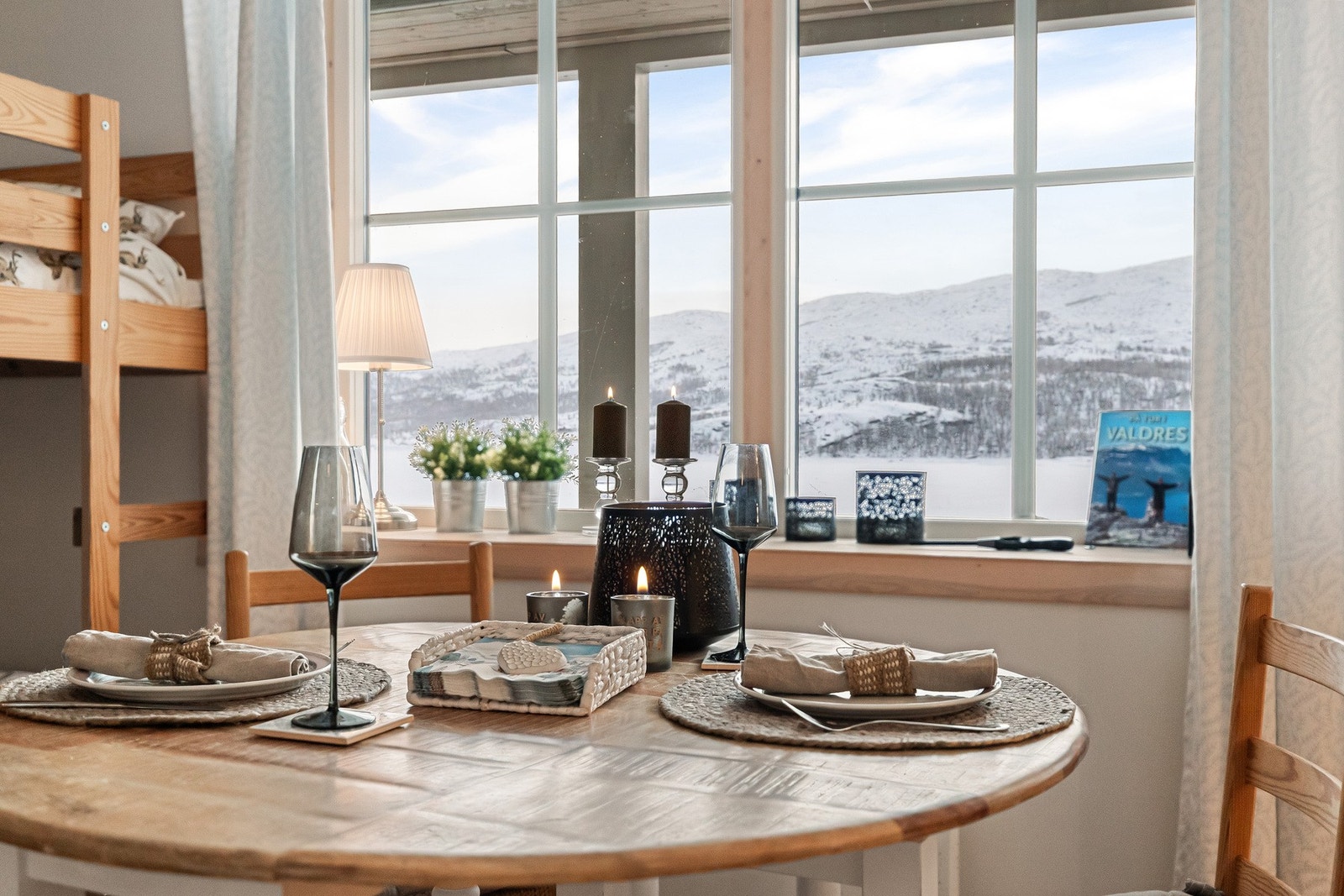 Velkommen til Nystøgovegen 500 i Nystuen Panorama! Eiendomsmegler Marit Nystuen presenterer denne eiendommen. Foto: Christine Stokkebryn Galleribilde