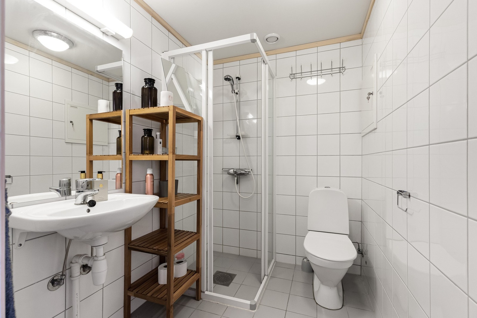 Leilighetens bad er fra 2006, og har flislagte gulv og vegger Galleribilde