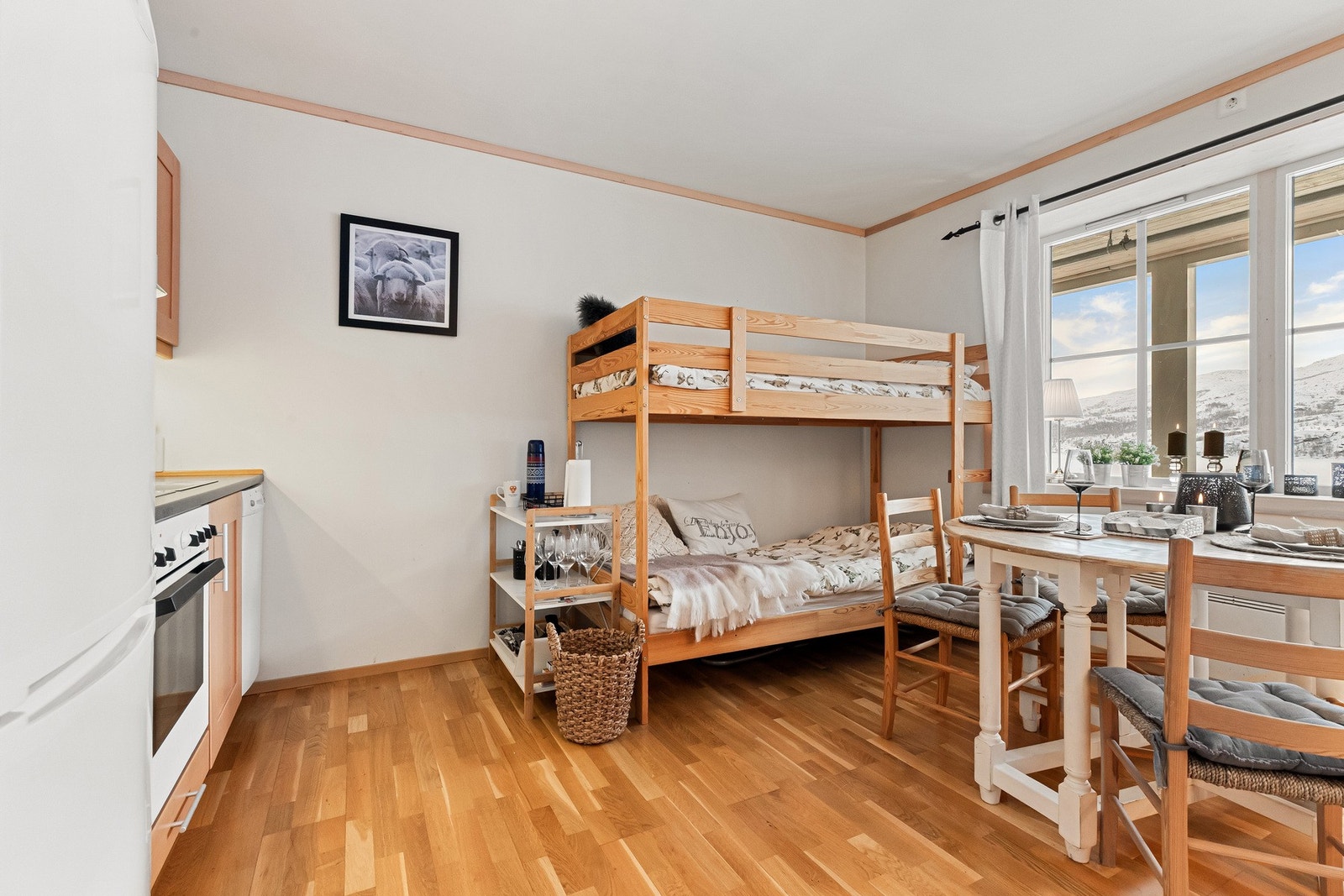 Stue og vinduer er sørvendt, noe som gir fin utsikt mot Otrøvatnet og godt med lys Galleribilde