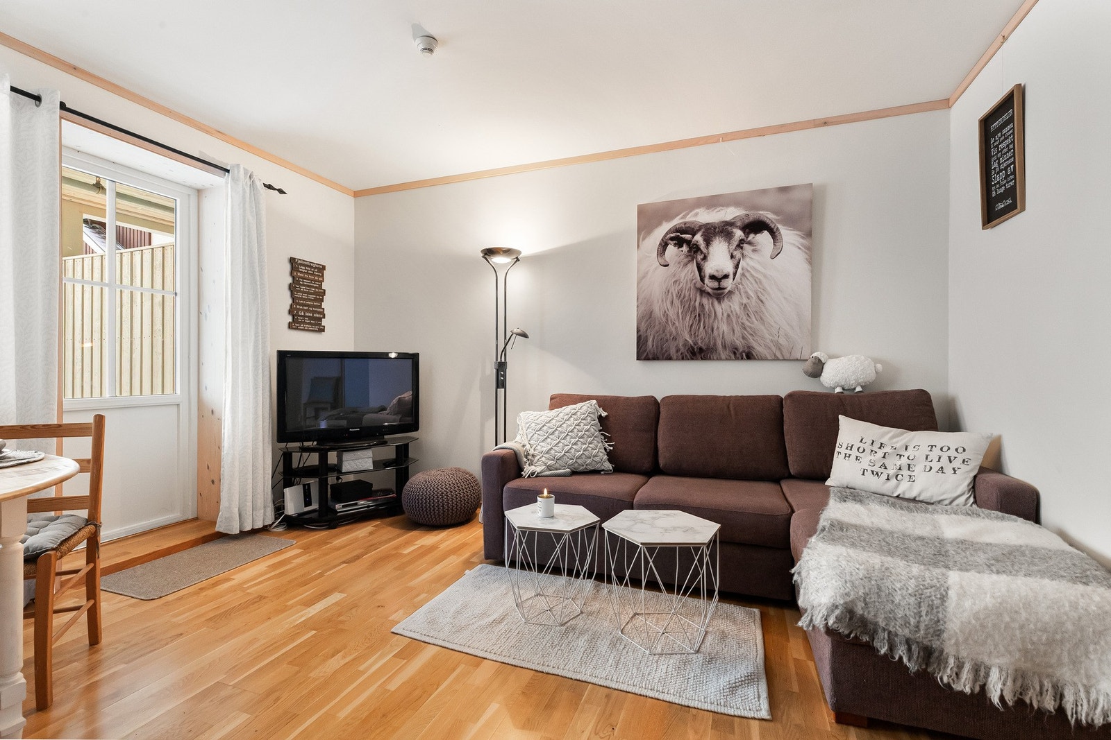 Leiligheten er innredet med blant annet sovesofa og køyeseng, og disse følger med i salget. Galleribilde