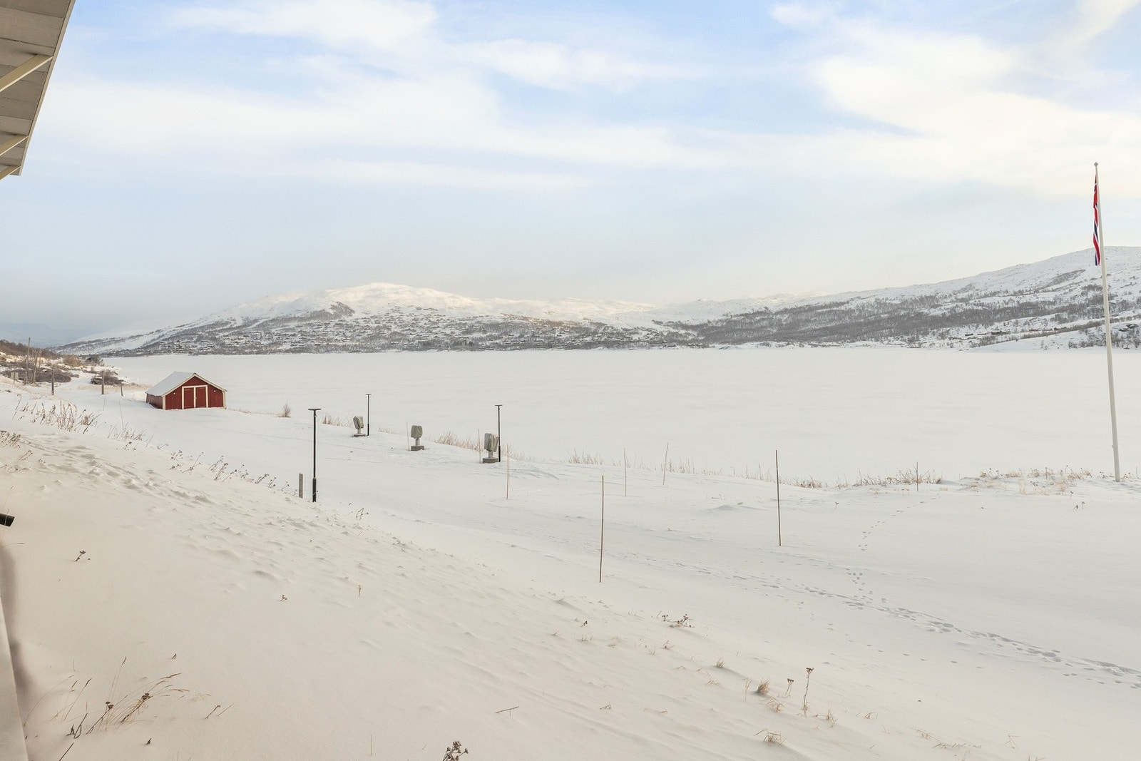 Flott utsikt over Otrøvannet og kringliggende fjell Galleribilde
