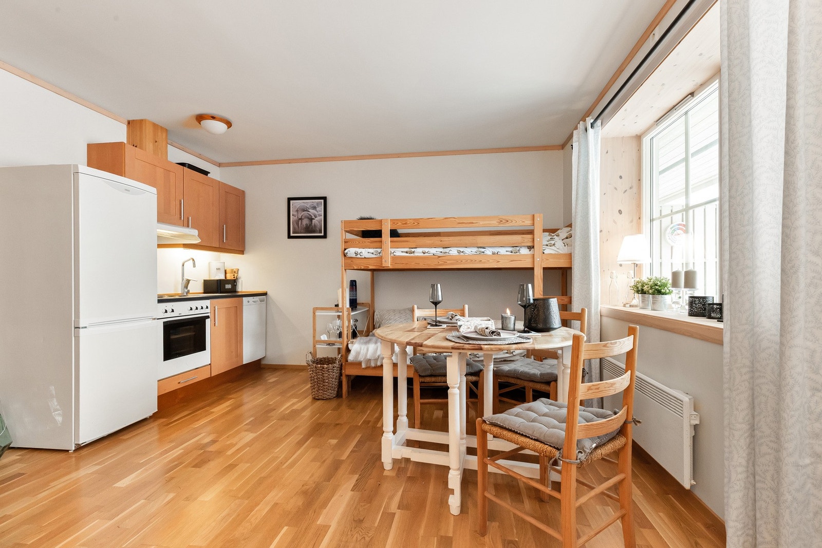 Veggene har malte plater og betong, og himlingen er kledd med malte plater. Galleribilde