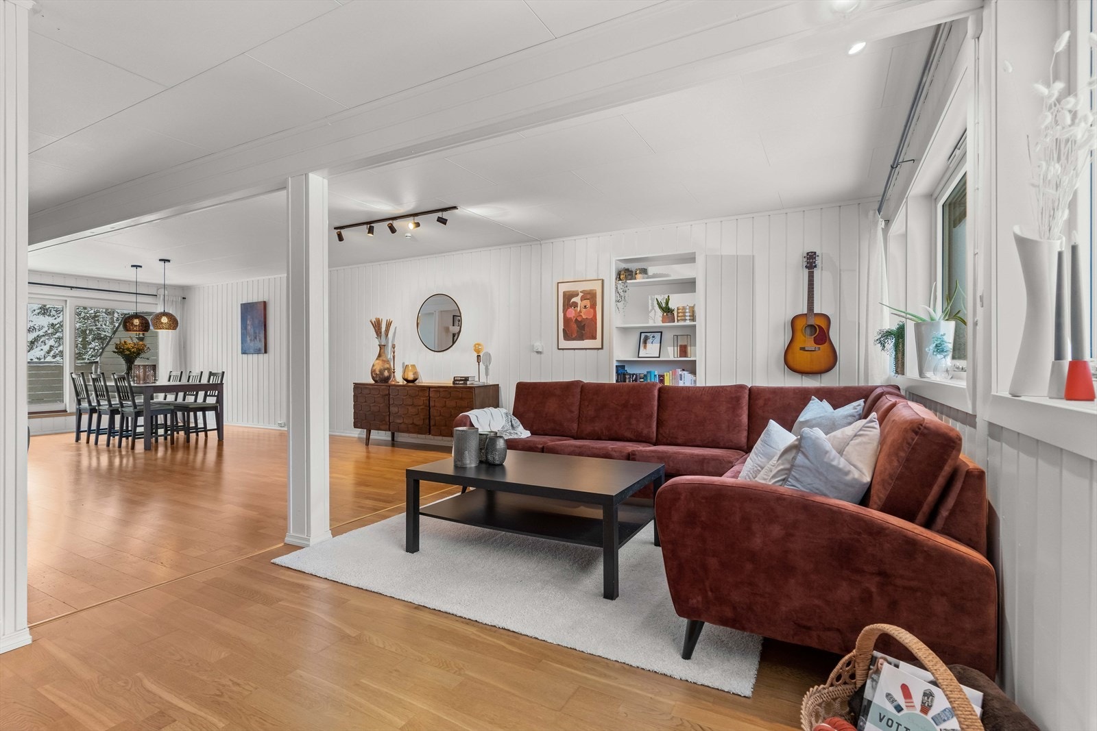 Oppholdsrom med god bredde og møbleringsmuligheter. Galleribilde