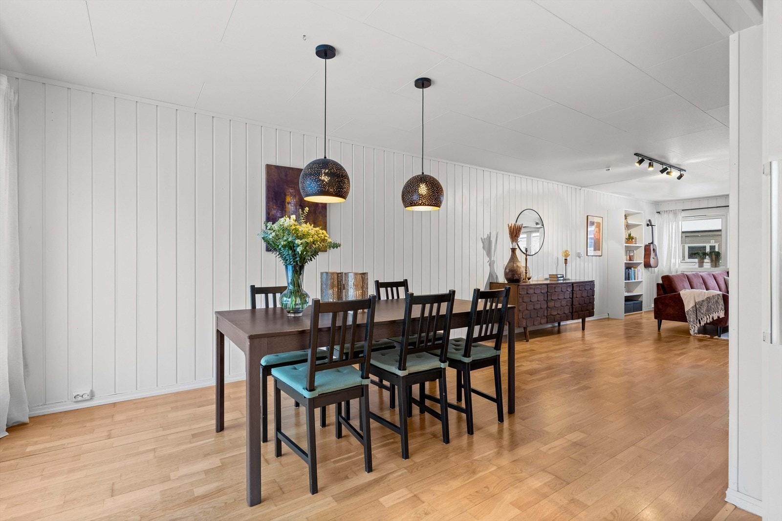 Spiseplass med god lyssetting og praktisk plassering i boligen. Galleribilde