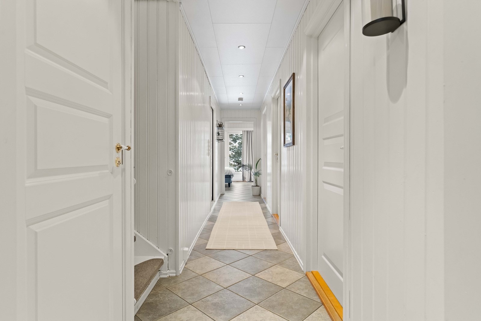 Lys og ryddig gang som knytter rommene godt sammen. Galleribilde