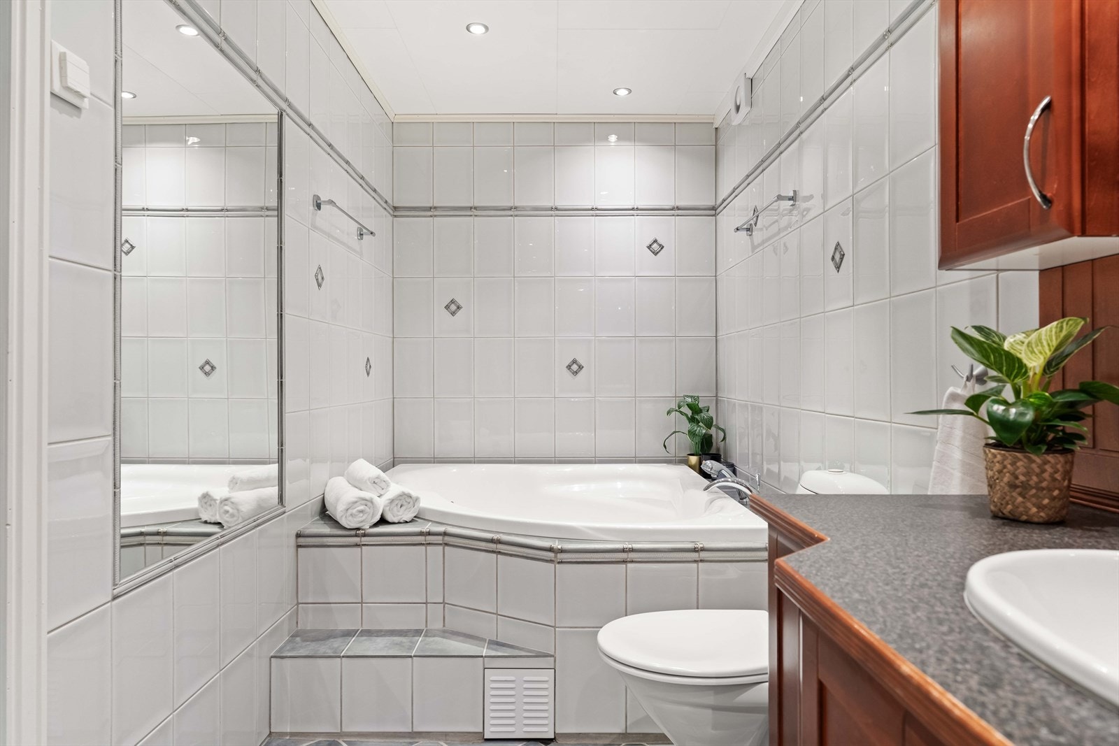 Oversiktlig bad med dusjløsning og praktisk planløsning. Galleribilde