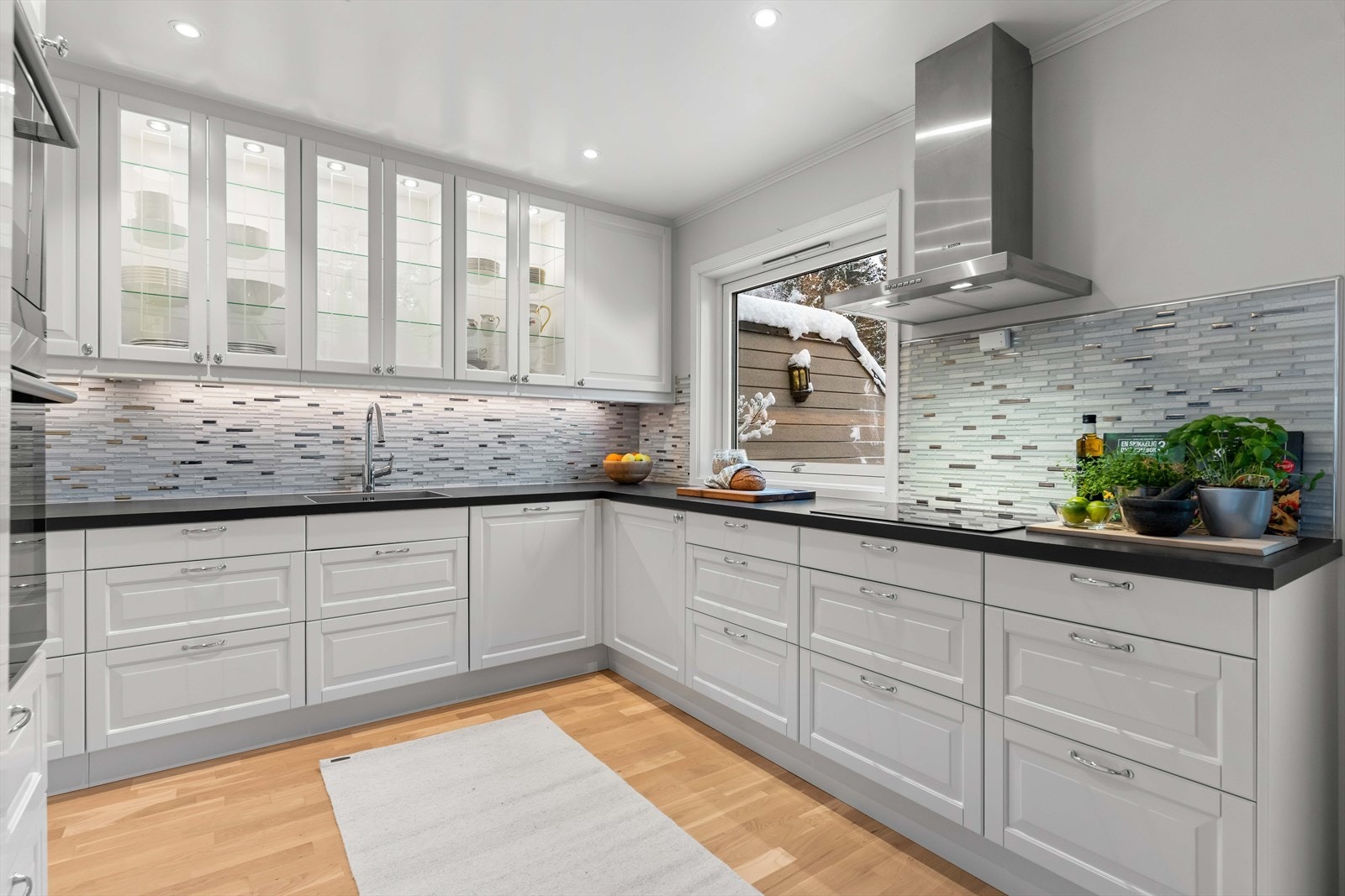 Stilrent kjøkken med god kapasitet og funksjonelle løsninger. Galleribilde