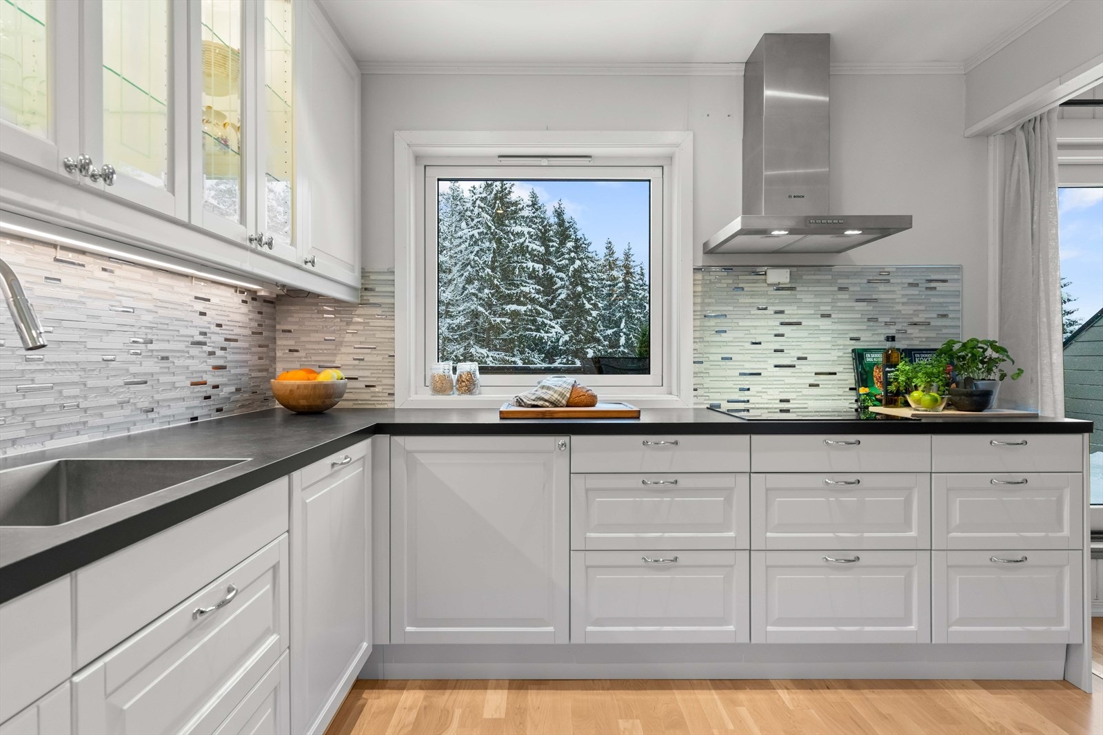 Moderne kjøkken med rikelig skap- og benkeplass. God arbeidsflate og praktisk planløsning. Galleribilde