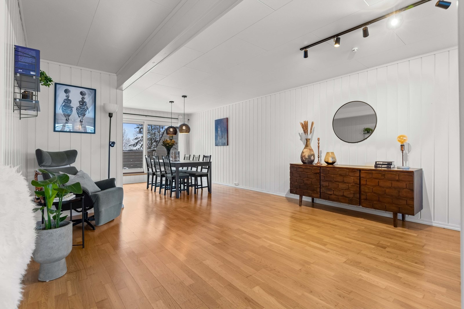 Romslig entré som gir et ryddig førsteinntrykk. God plass til oppbevaring. Galleribilde