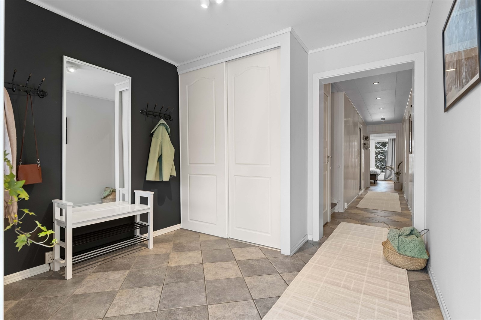 Velkommen inn! Entré med flislagt gulv og god plass til å henge fra seg yttertøyet. Galleribilde